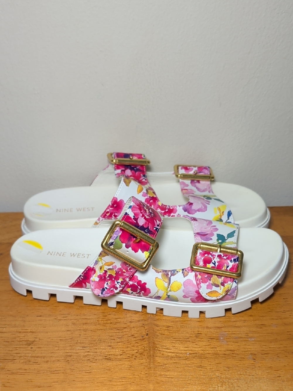Nine West Wntryen3 Floral Slide Sandals White Slip-On Gold Buckles Womens Size 9 - Picture 3 of 8